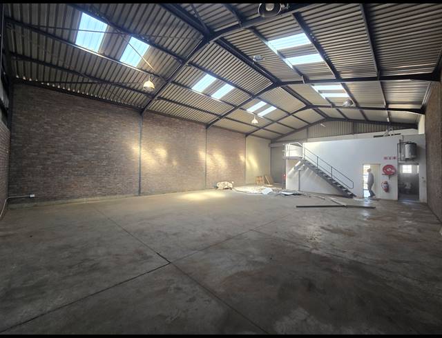 280M² WAREHOUSE TO LET IN ANDERBOLT